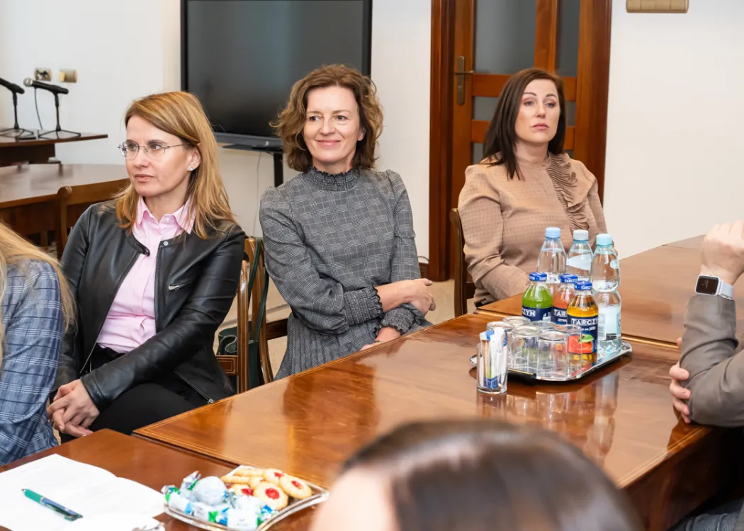 przedstawicielki UWM siedzą