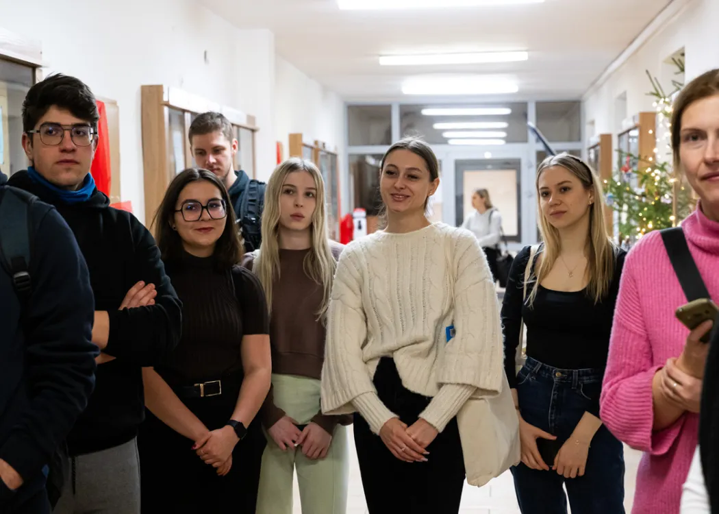 studenci stoją i patrzą