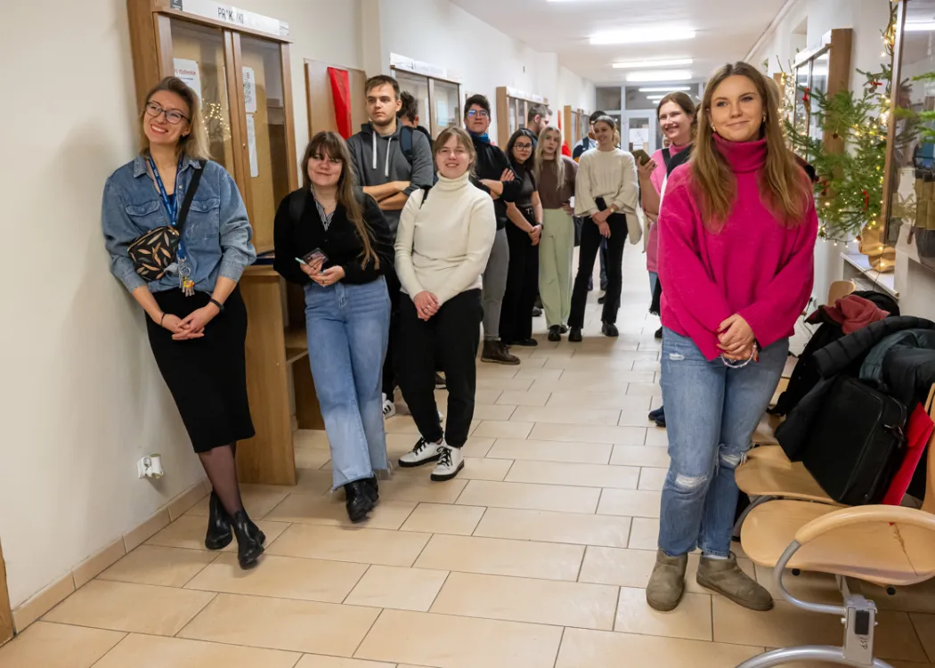 studenci stoją i patrzą