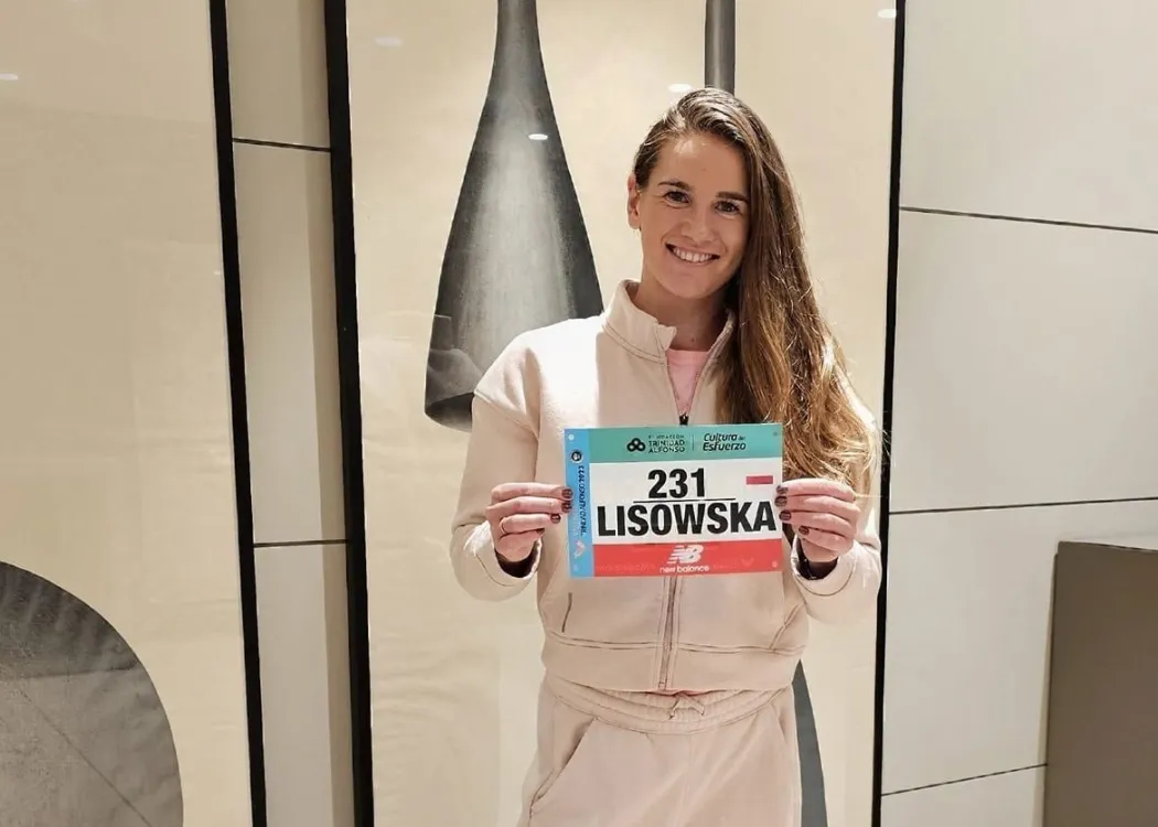 Aleksandra Lisowska pozuje z numerem startowym/Fot. Archiwum prywatne Aleksandry Lisowskiej