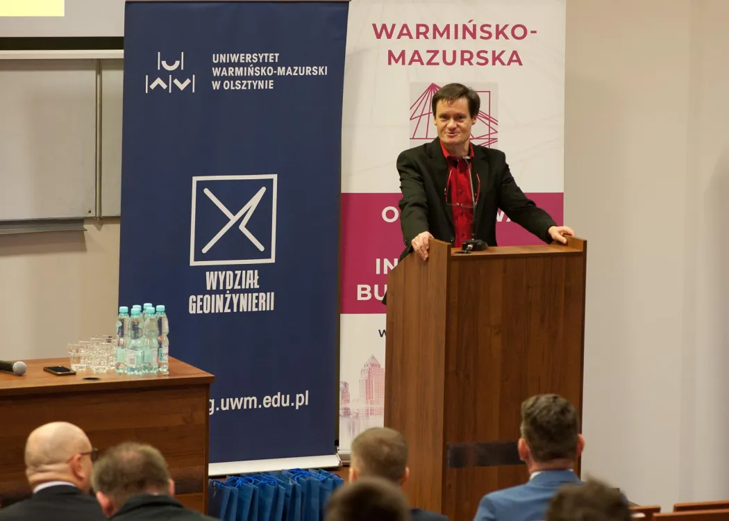 dr Jacek Zabielski stoi przy mównicy