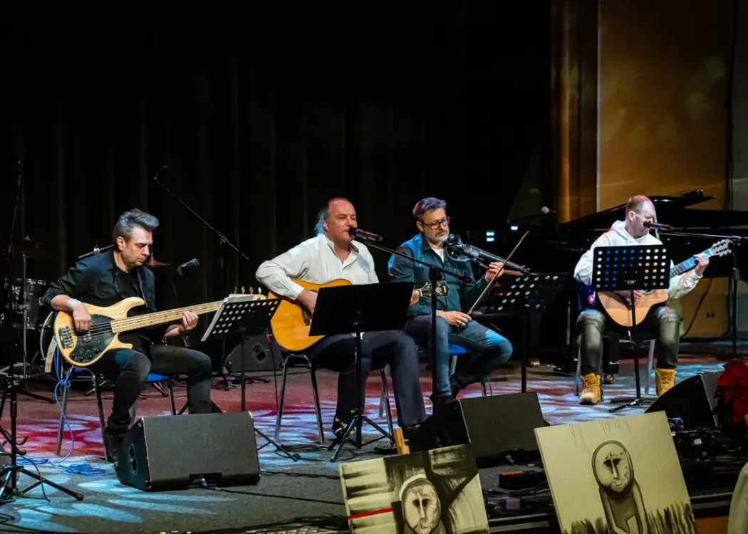 zespół muzyczny gra na scenie