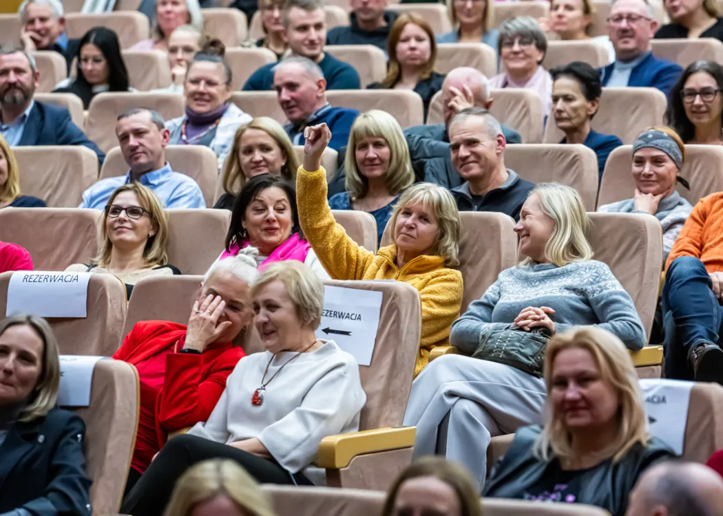 publika siedzi na sali