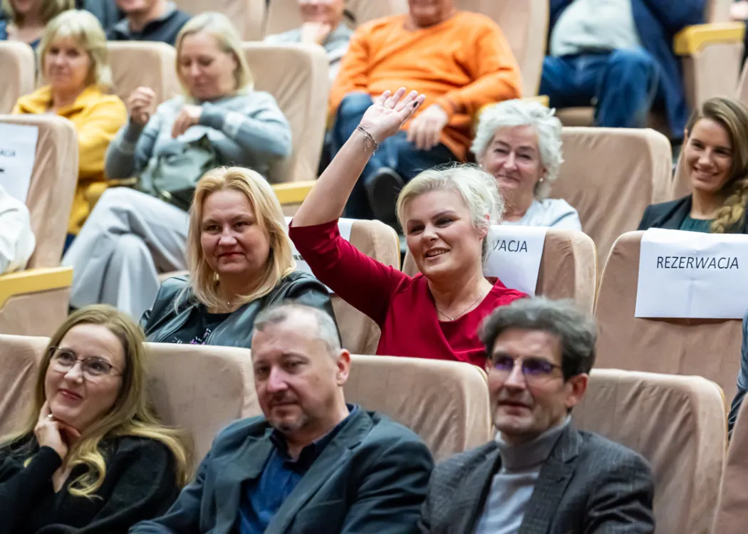 publika siedzi na sali