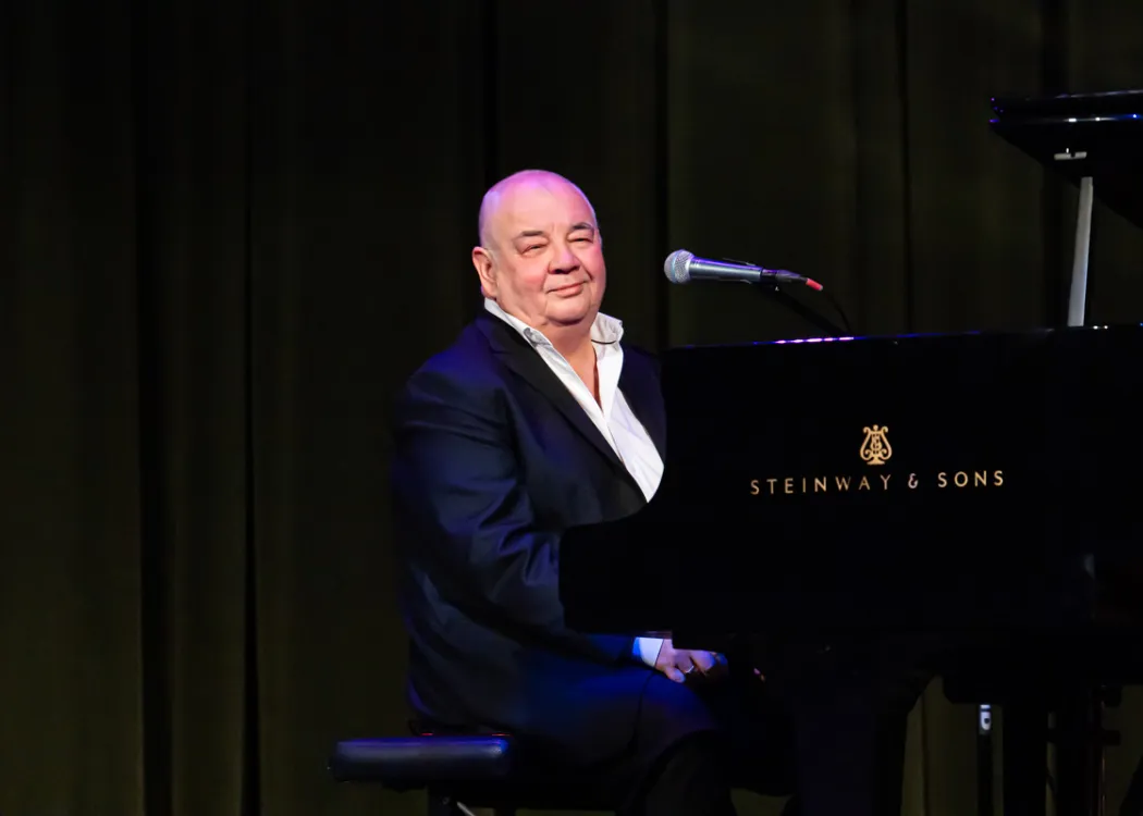 Stanisław Soyka siedzi przy fortepianie