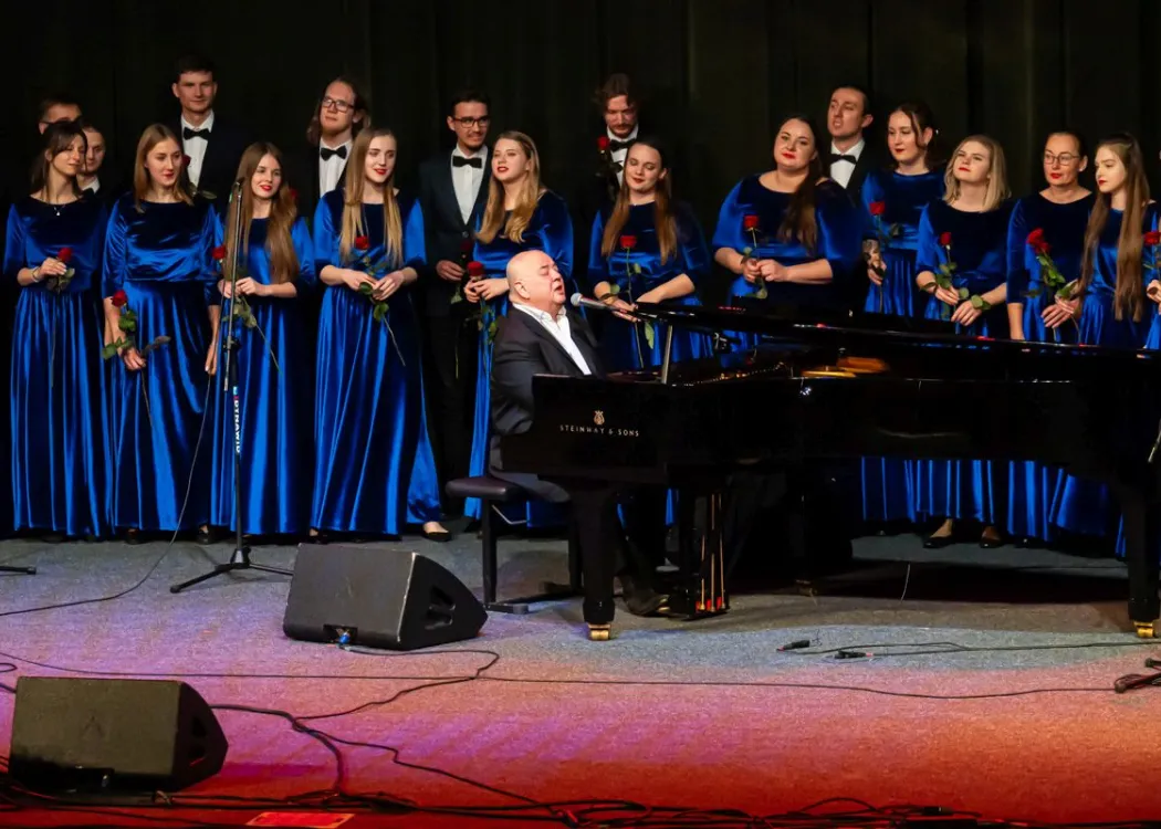 Stanisław Soyka śpiewa z chórem Wawrzyczki na scenie