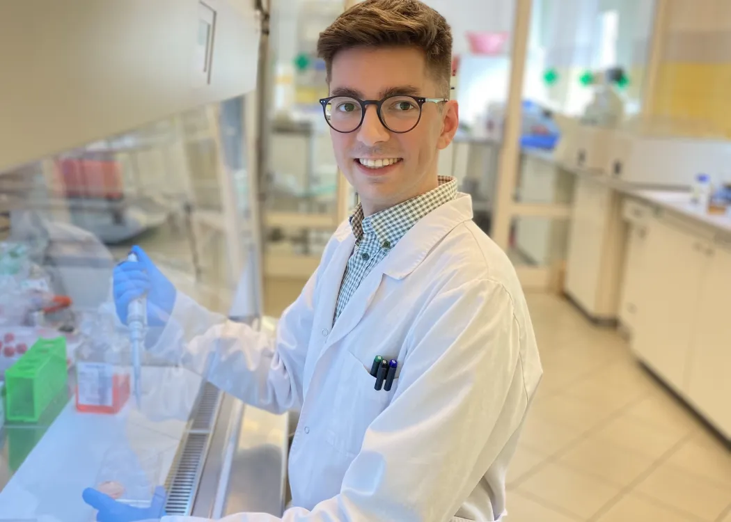 Karol Mierzejewski podczas pracy w laboratorium