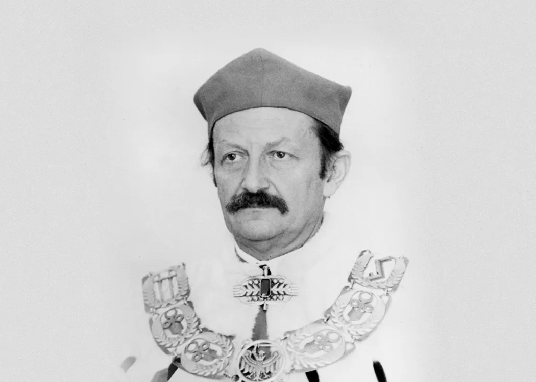 Prof. Andrzej Hopfer w todze rektorskiej