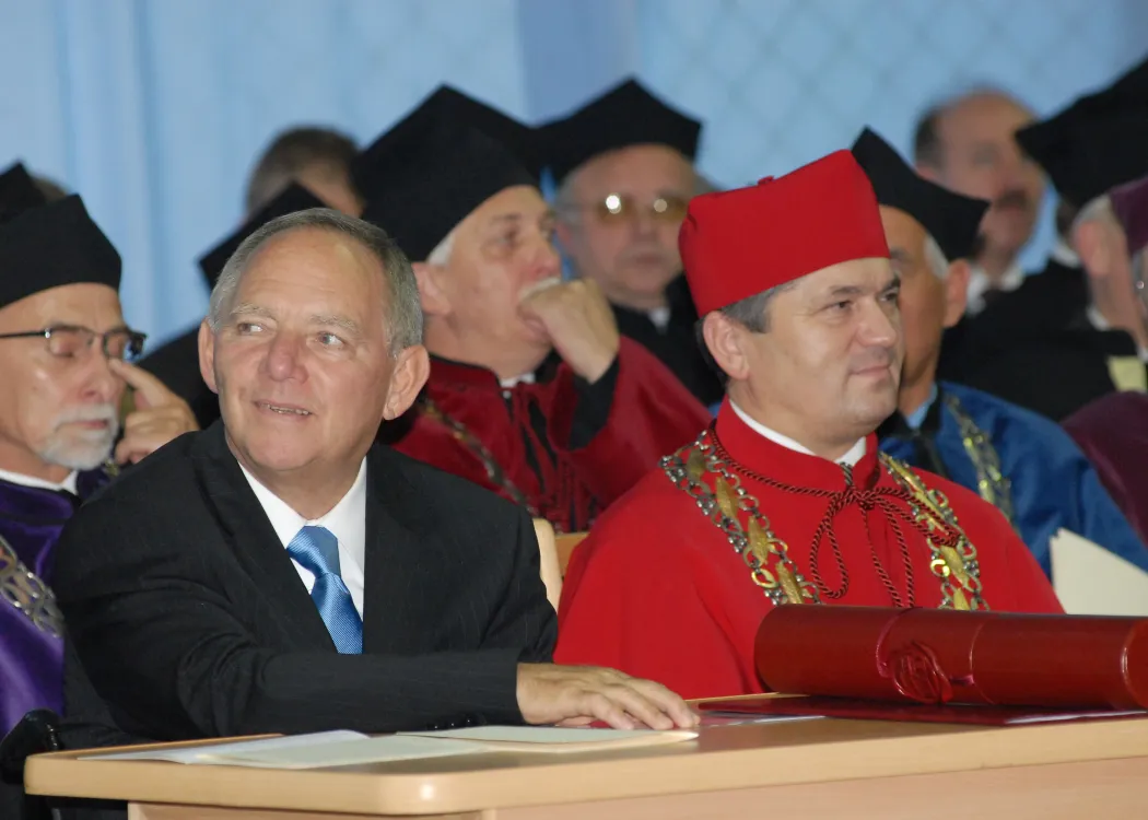 Wolfgang Schäuble siedzi i patrzy przed siebie