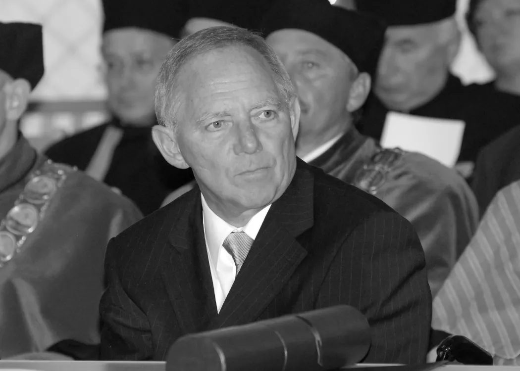 Wolfgang Schäuble siedzi i patrzy przed siebie