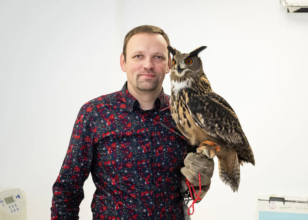Tomasz Stenzel z sową