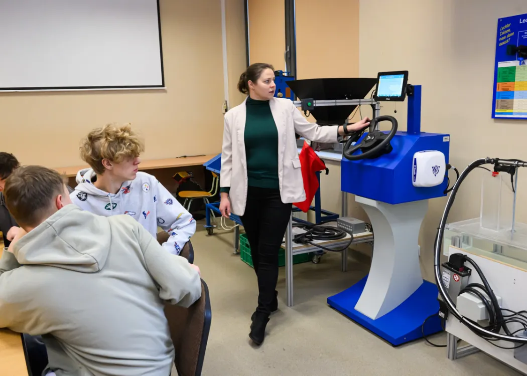 uczniowie podczas akcji „Poznaj nowoczesne technologie z WNT”