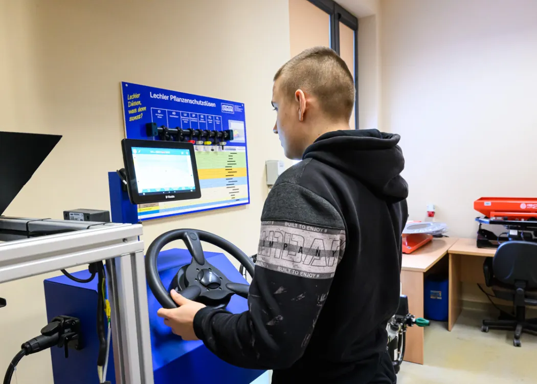 uczniowie podczas akcji „Poznaj nowoczesne technologie z WNT”