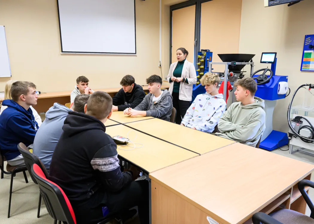 uczniowie podczas akcji „Poznaj nowoczesne technologie z WNT”