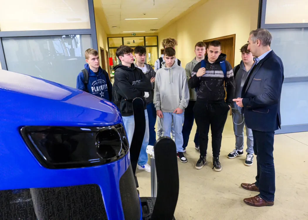 uczniowie podczas akcji „Poznaj nowoczesne technologie z WNT”