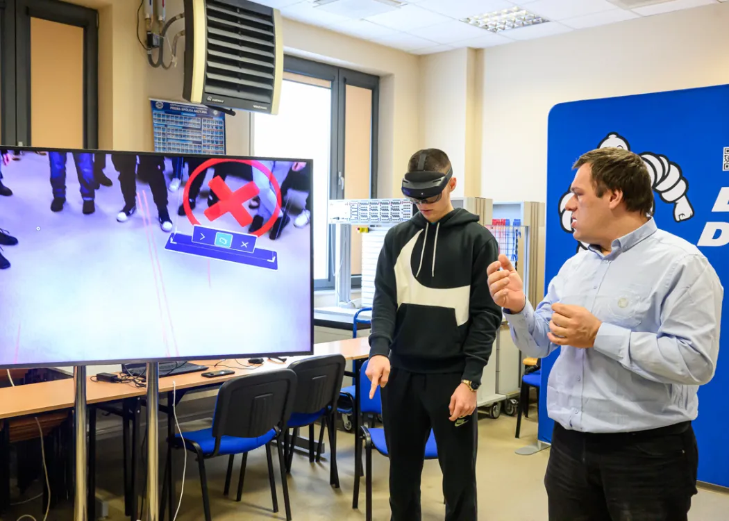 uczniowie podczas akcji „Poznaj nowoczesne technologie z WNT”