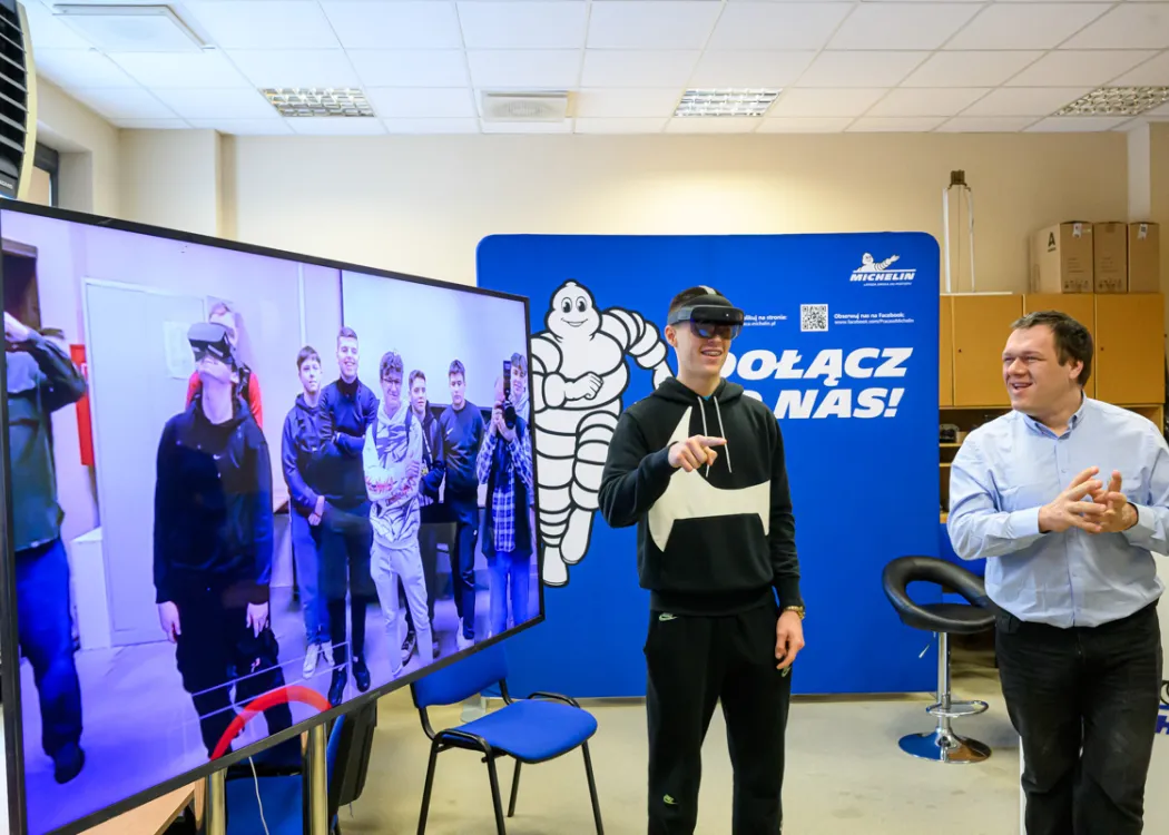 uczniowie podczas akcji „Poznaj nowoczesne technologie z WNT”