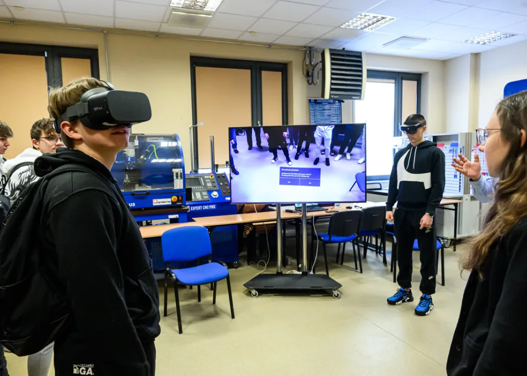 uczniowie podczas akcji „Poznaj nowoczesne technologie z WNT”