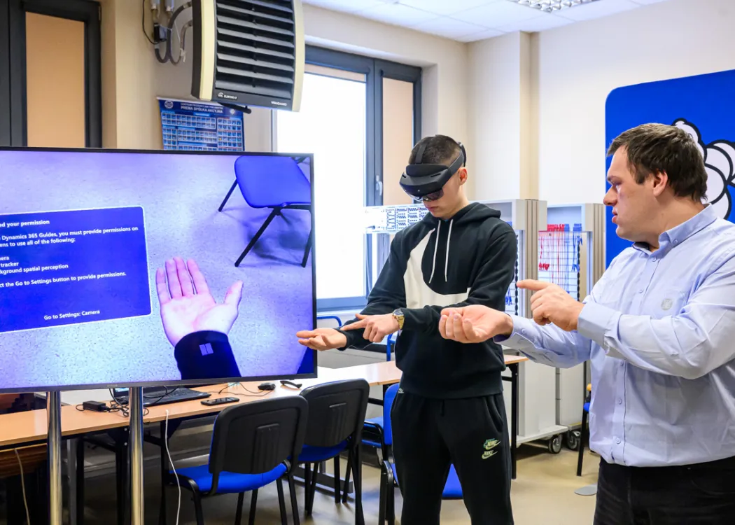 uczniowie podczas akcji „Poznaj nowoczesne technologie z WNT”
