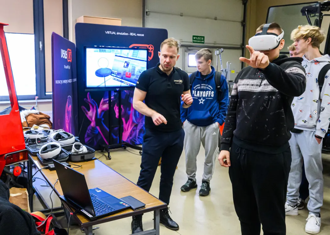 uczniowie podczas akcji „Poznaj nowoczesne technologie z WNT”