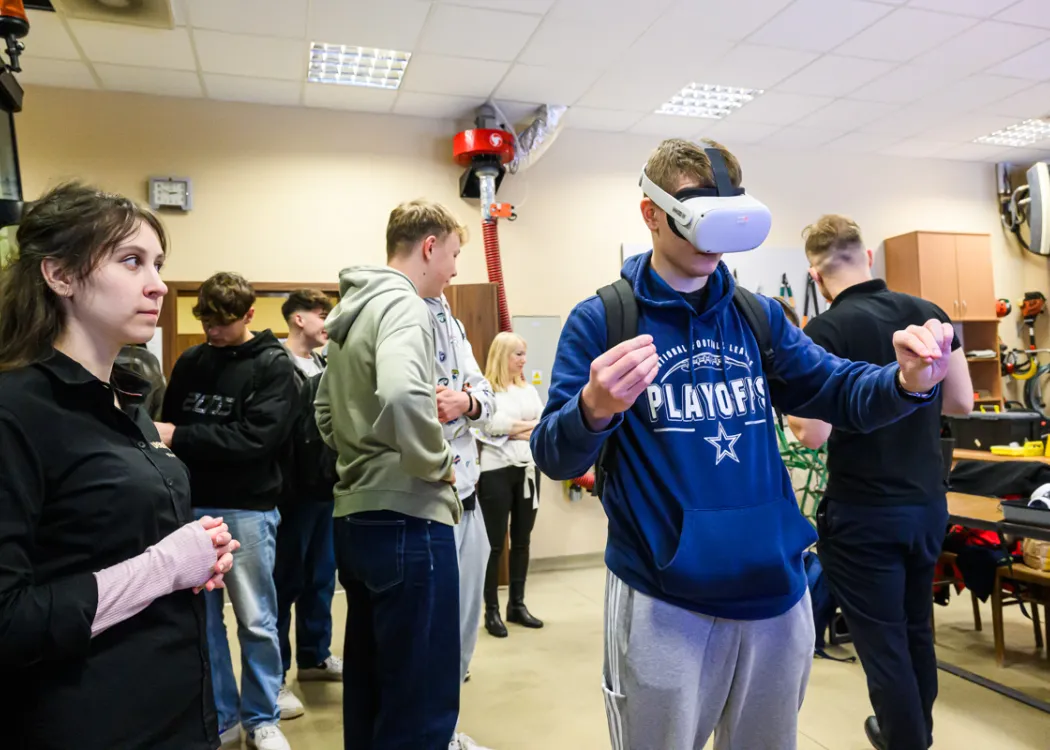 uczniowie podczas akcji „Poznaj nowoczesne technologie z WNT”