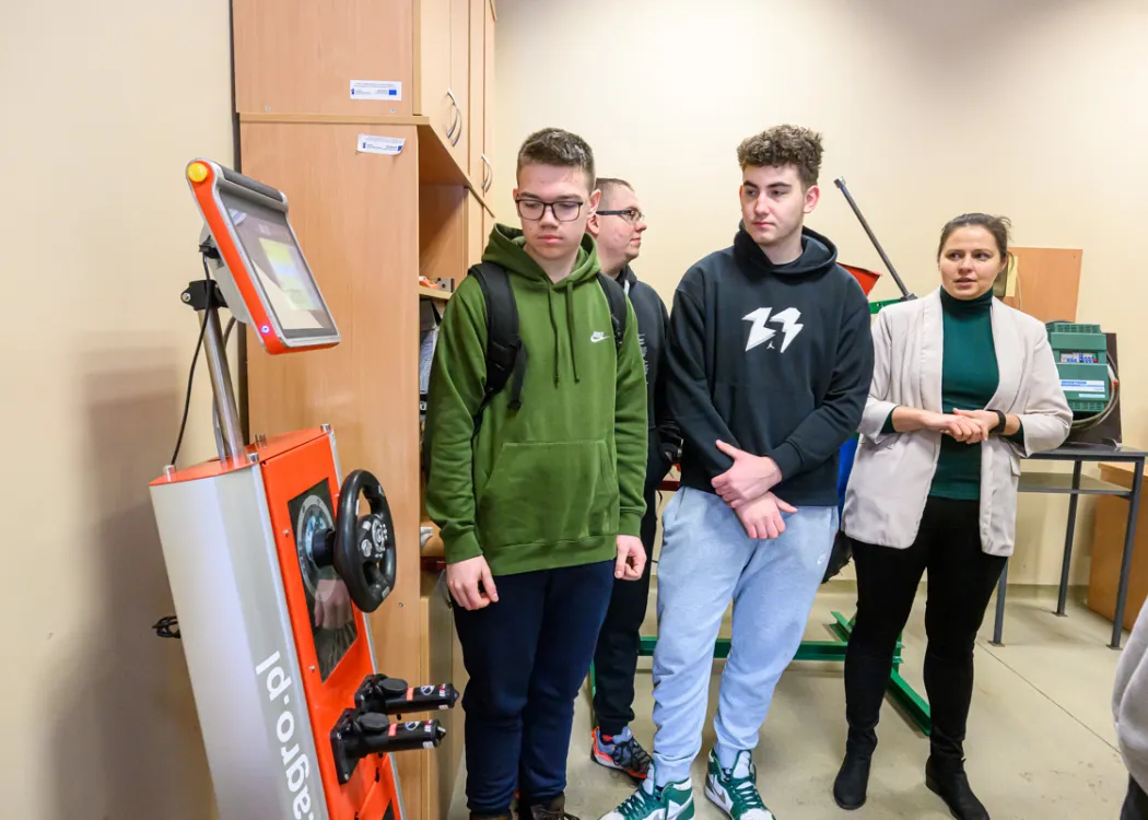 uczniowie podczas akcji „Poznaj nowoczesne technologie z WNT”