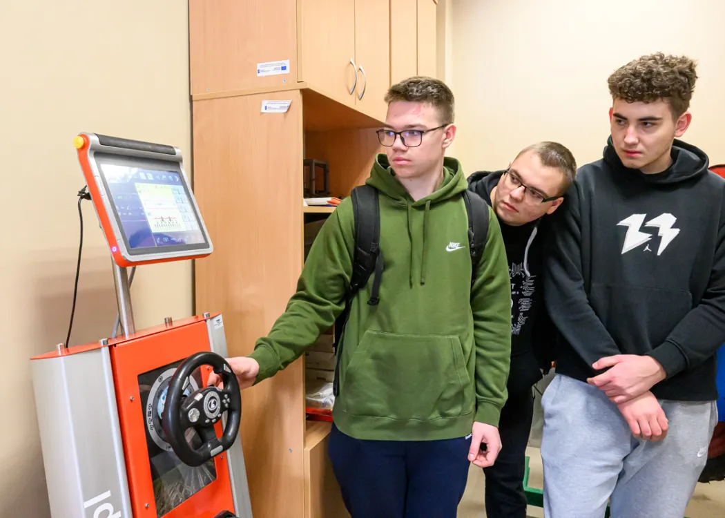 uczniowie podczas akcji „Poznaj nowoczesne technologie z WNT”