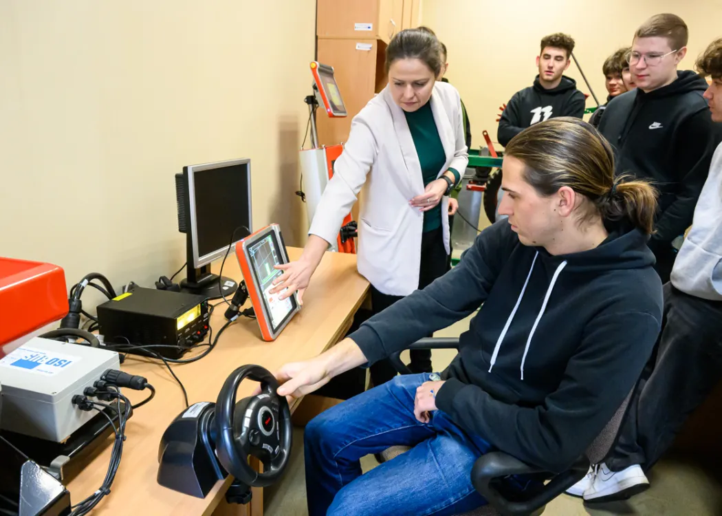 uczniowie podczas akcji „Poznaj nowoczesne technologie z WNT”