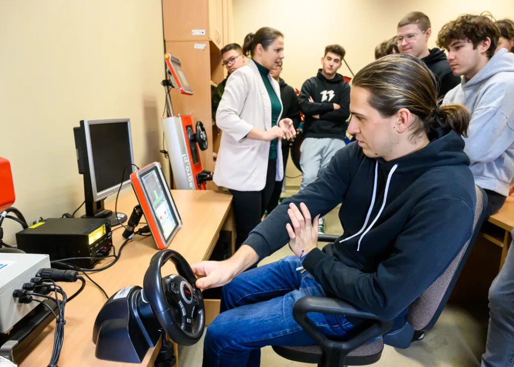 uczniowie podczas akcji „Poznaj nowoczesne technologie z WNT”