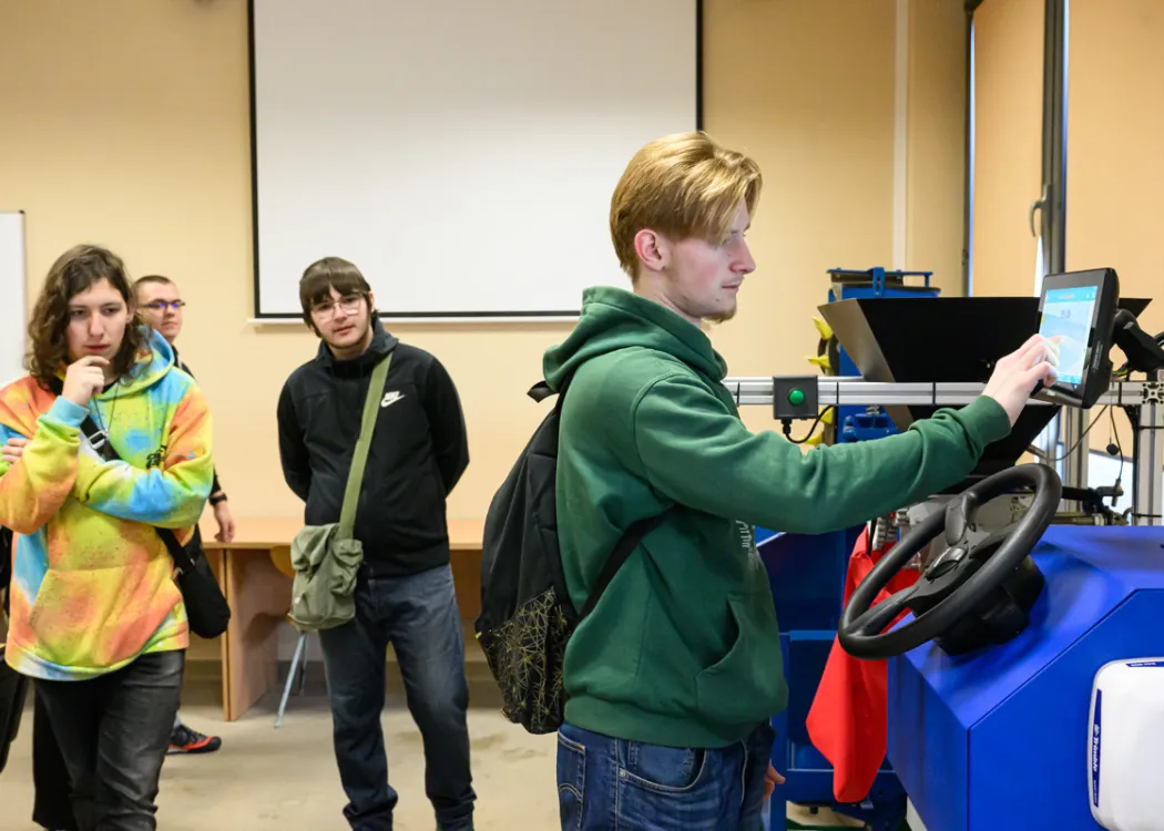 uczniowie podczas akcji „Poznaj nowoczesne technologie z WNT”