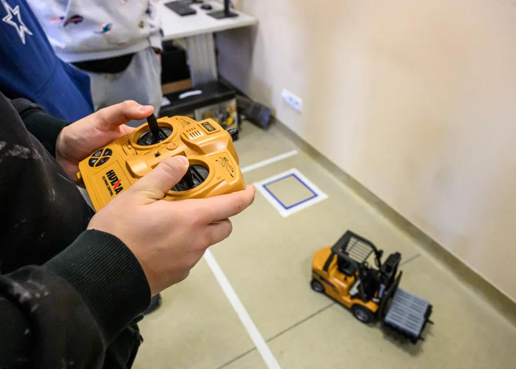 uczniowie podczas akcji „Poznaj nowoczesne technologie z WNT”
