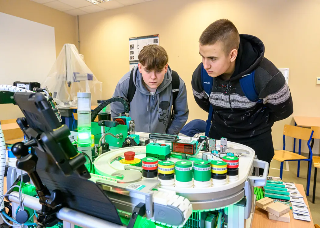 uczniowie podczas akcji „Poznaj nowoczesne technologie z WNT”