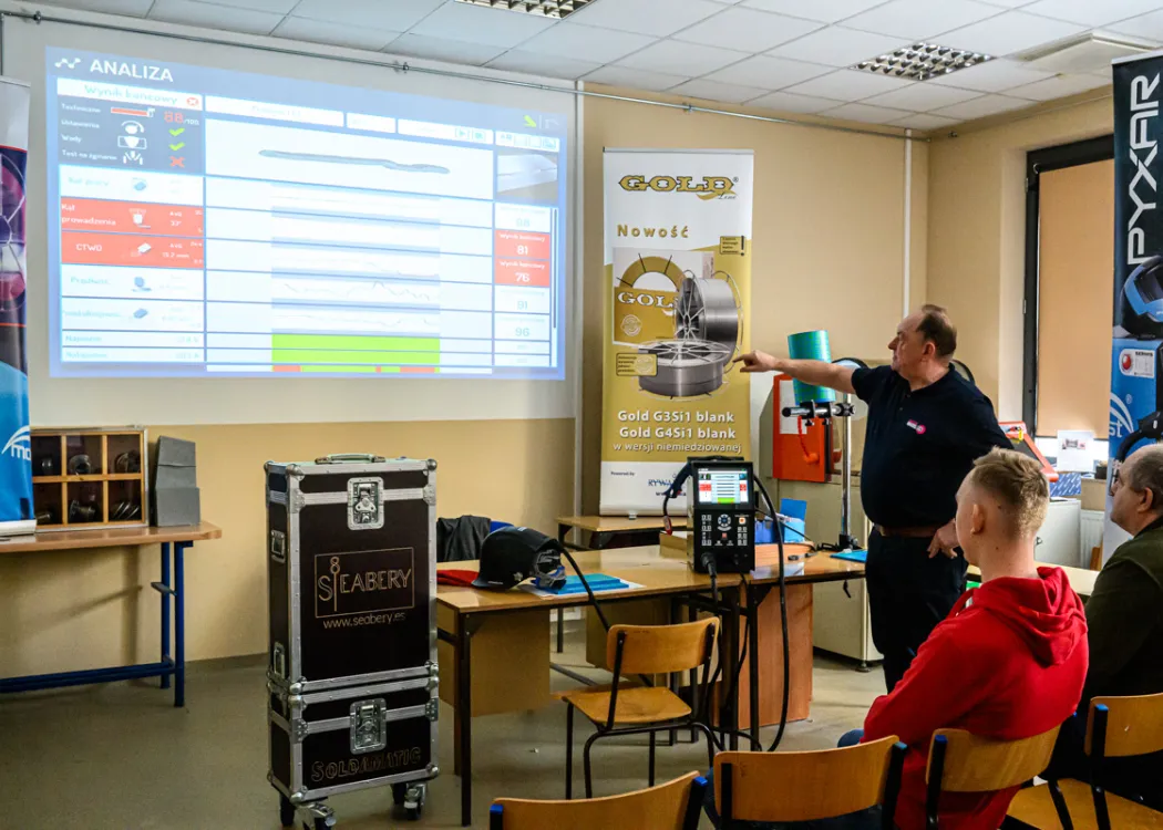 uczniowie podczas akcji „Poznaj nowoczesne technologie z WNT”