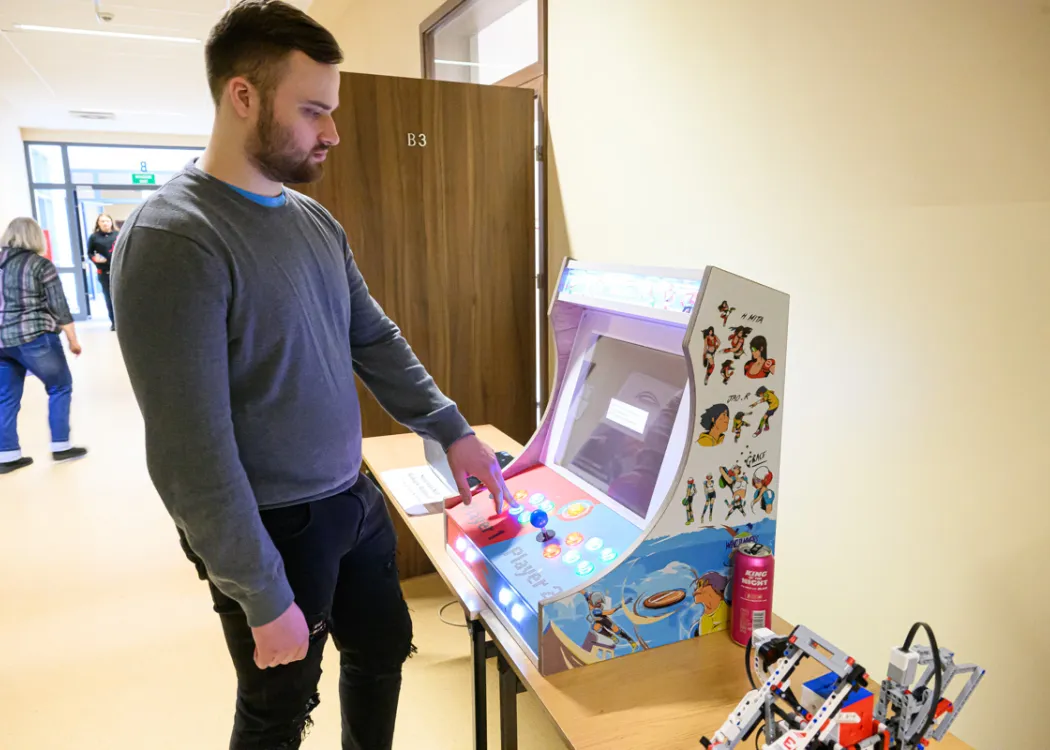 uczniowie podczas akcji „Poznaj nowoczesne technologie z WNT”