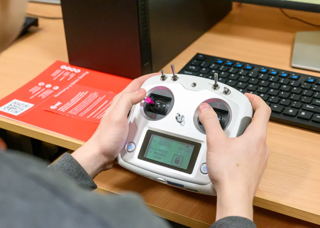 uczniowie podczas akcji „Poznaj nowoczesne technologie z WNT”