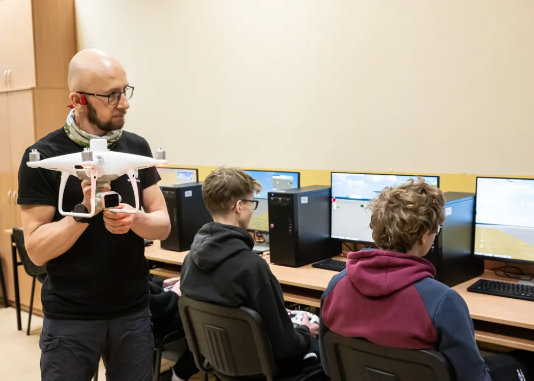 uczniowie podczas akcji „Poznaj nowoczesne technologie z WNT”