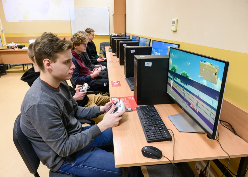 uczniowie podczas akcji „Poznaj nowoczesne technologie z WNT”