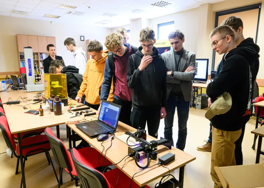 uczniowie podczas akcji „Poznaj nowoczesne technologie z WNT”