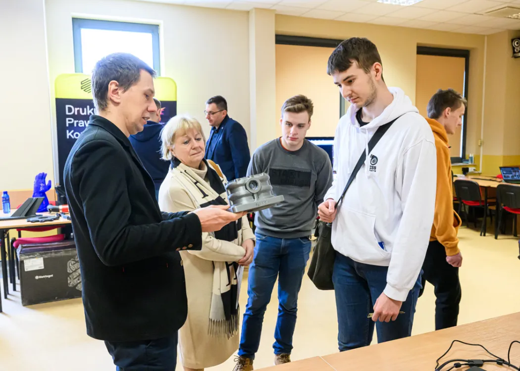 uczniowie podczas akcji „Poznaj nowoczesne technologie z WNT”