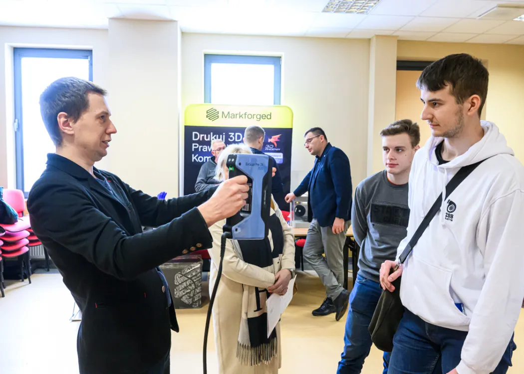 uczniowie podczas akcji „Poznaj nowoczesne technologie z WNT”