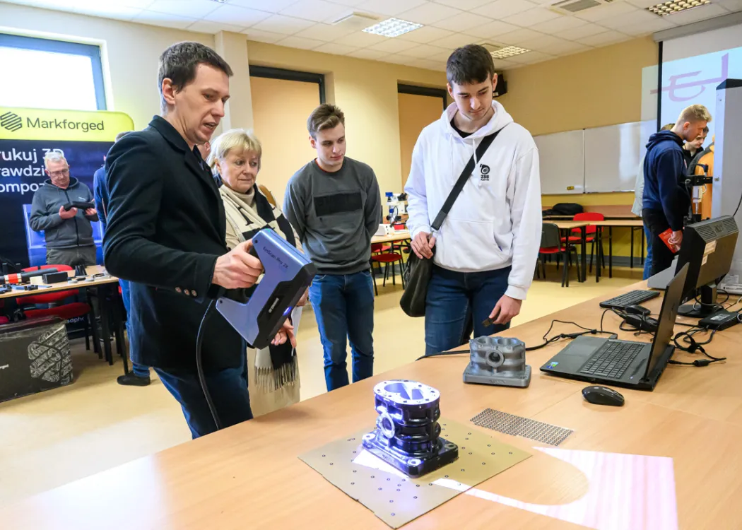 uczniowie podczas akcji „Poznaj nowoczesne technologie z WNT”