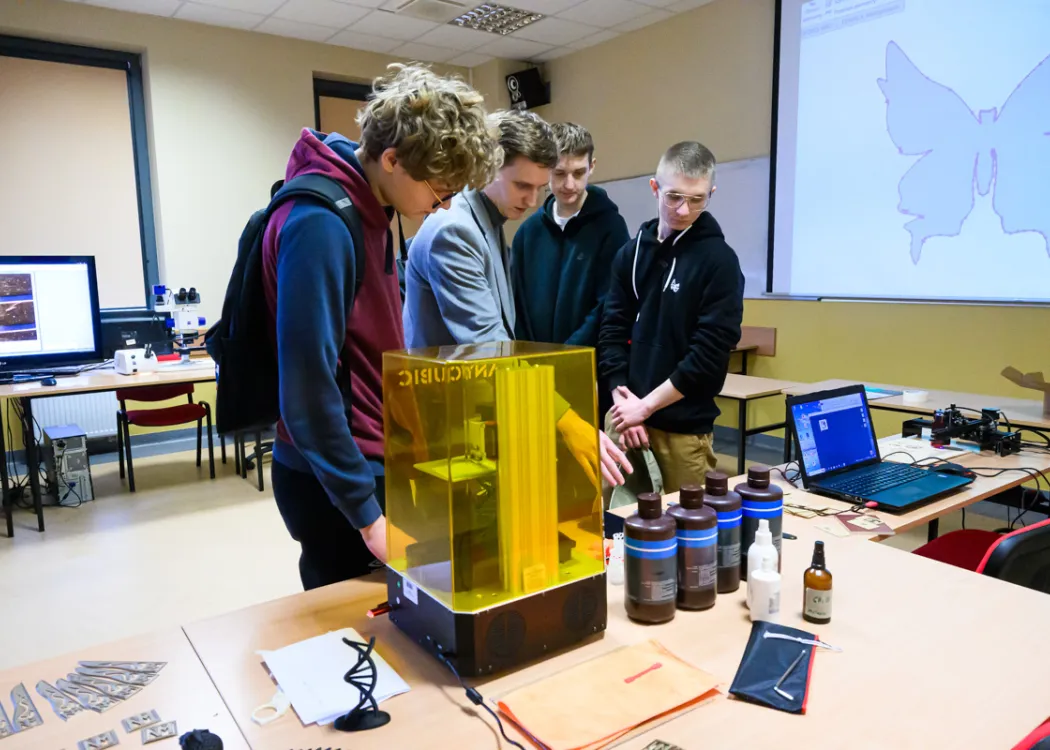 uczniowie podczas akcji „Poznaj nowoczesne technologie z WNT”