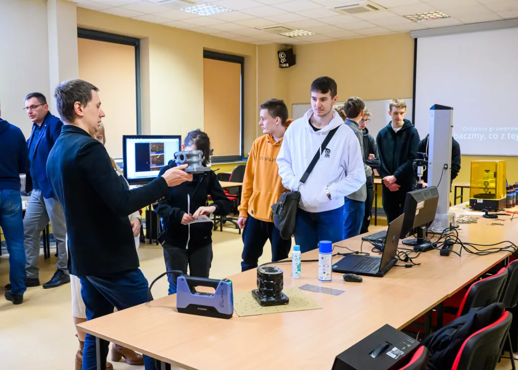 uczniowie podczas akcji „Poznaj nowoczesne technologie z WNT”