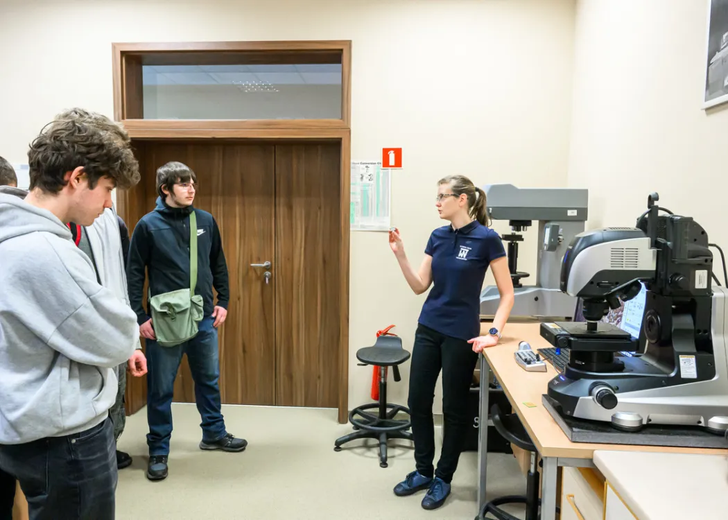 uczniowie podczas akcji „Poznaj nowoczesne technologie z WNT”