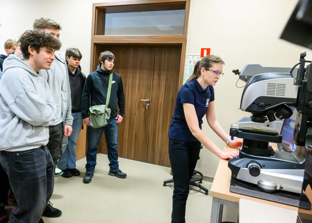 uczniowie podczas akcji „Poznaj nowoczesne technologie z WNT”