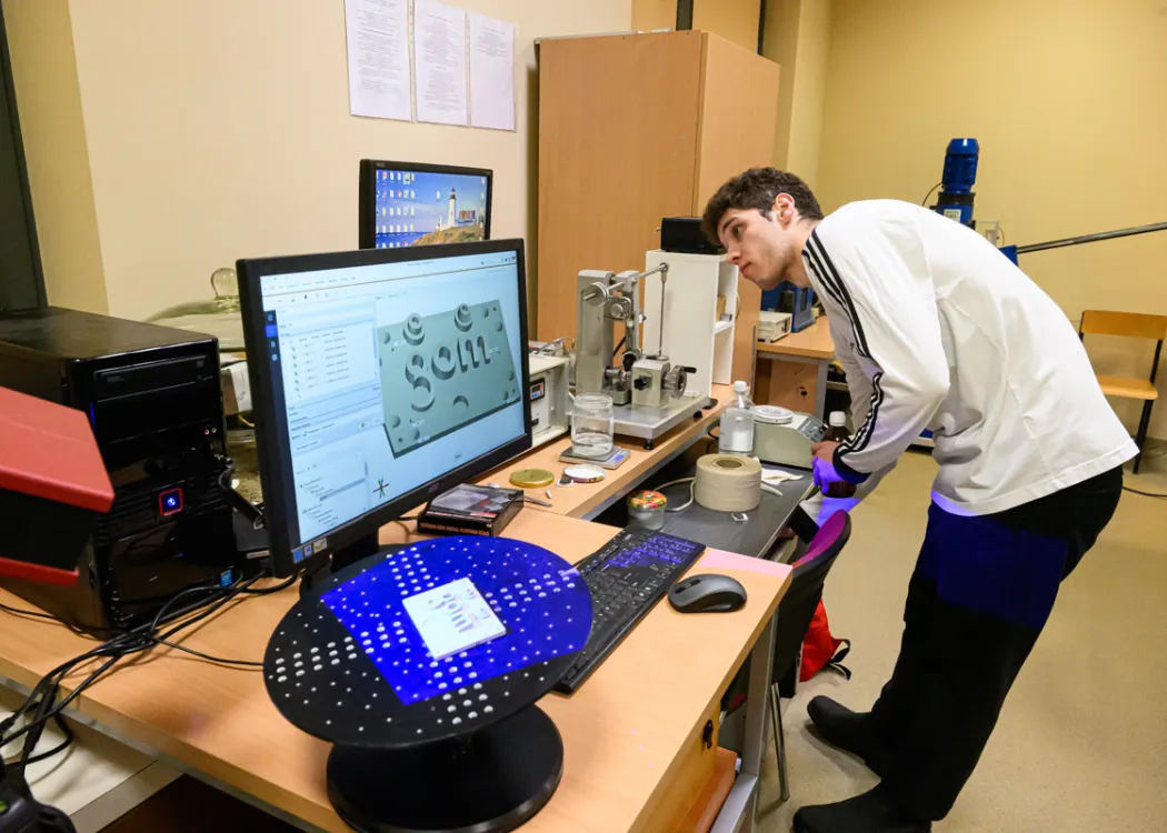 uczniowie podczas akcji „Poznaj nowoczesne technologie z WNT”