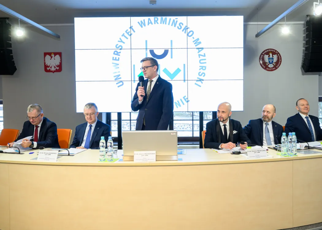 Prof. Jerzy Przyborowski przemawia podczas styczniowych obrad Senatu