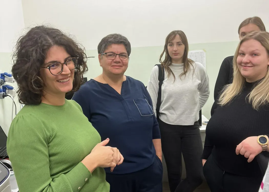 grupa studentów stoi