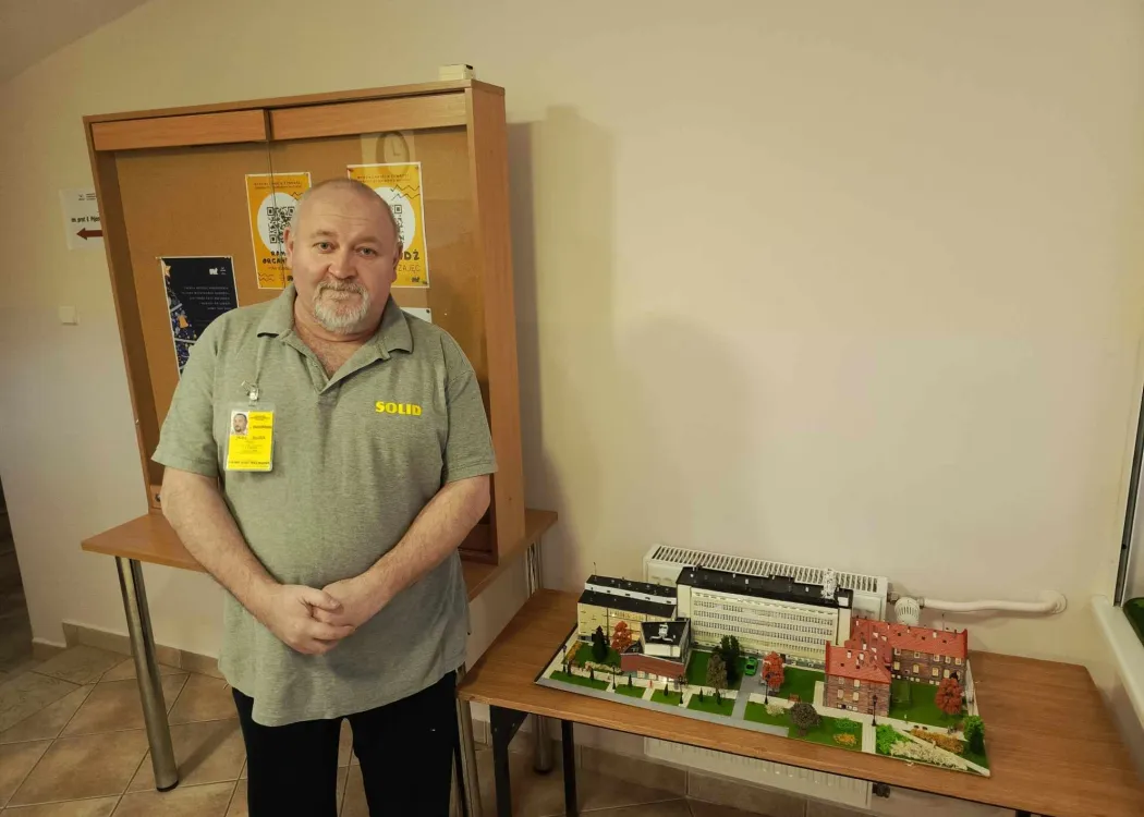 Jacek Duczek stoi obok swojej makiety