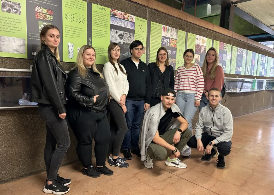 studenci stoją pod ściana